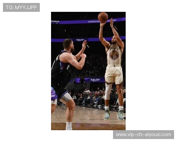 库里关键投篮再中，勇士主场观众沸腾